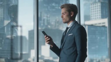 İşadamı Ofiste Akıllı Telefon Kullanıyor