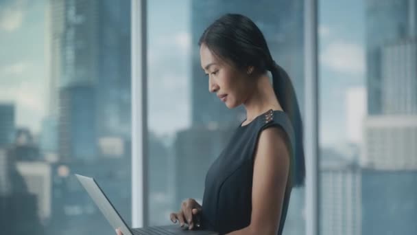 Forretningskvinde bruger bærbar computer i Office – Stock-video