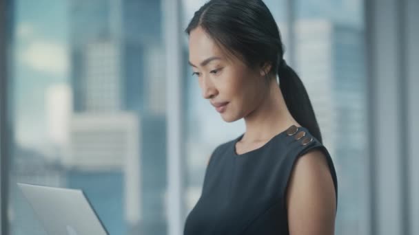 Бізнес-леді використовує ноутбук в офісі — стокове відео