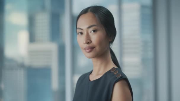 Affärskvinna porträtt i office — Stockvideo