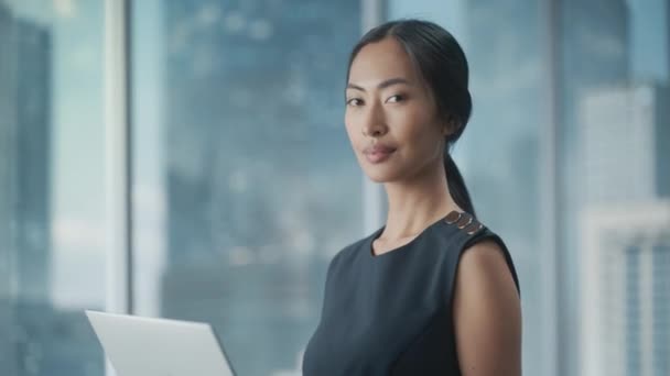 Retrato de mujer de negocios en la oficina — Vídeo de stock