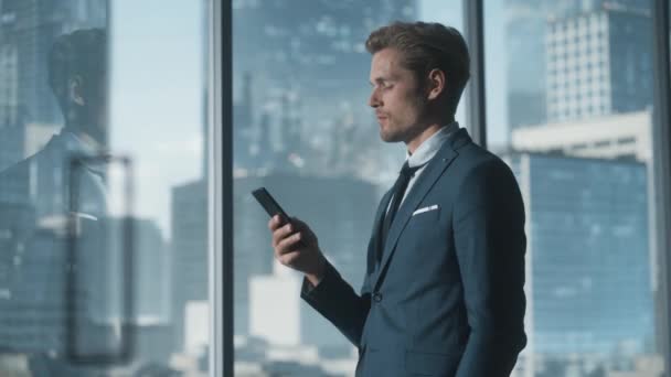 Бізнесмен використовує смартфон в офісі — стокове відео