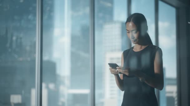 Geschäftsfrau nutzt Smartphone im Büro — Stockvideo