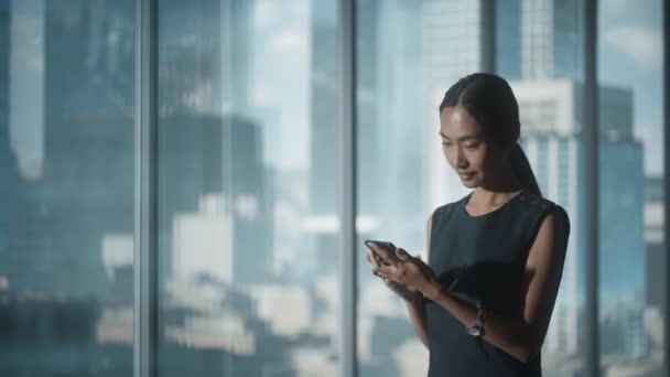 Бізнес-леді використовує смартфон в офісі — стокове відео