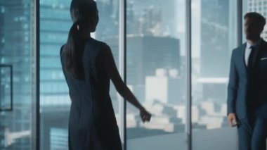 İş Adamları Ofiste Yumrukla Buluştu