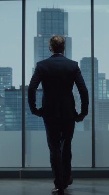 Ofis Penceresinde Dikey Ekran İşadamı