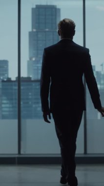 Ofis Penceresinde Dikey Ekran İşadamı