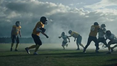 Amerikalı futbolcu koşuyor