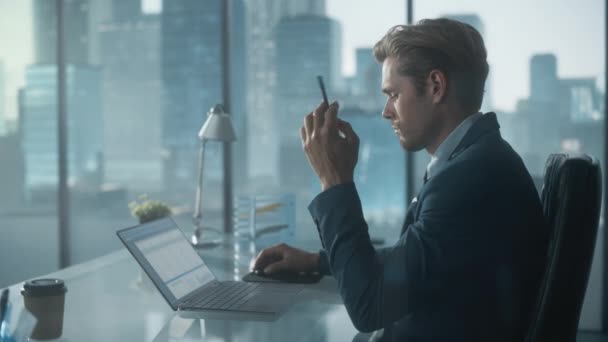 Бизнесмен пользуется ноутбуком в офисе — стоковое видео
