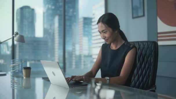Affärskvinna Använder laptop i Office — Stockvideo