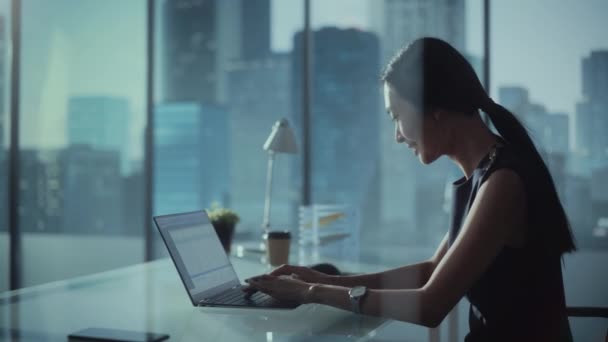 Бізнес-леді використовує ноутбук в офісі — стокове відео
