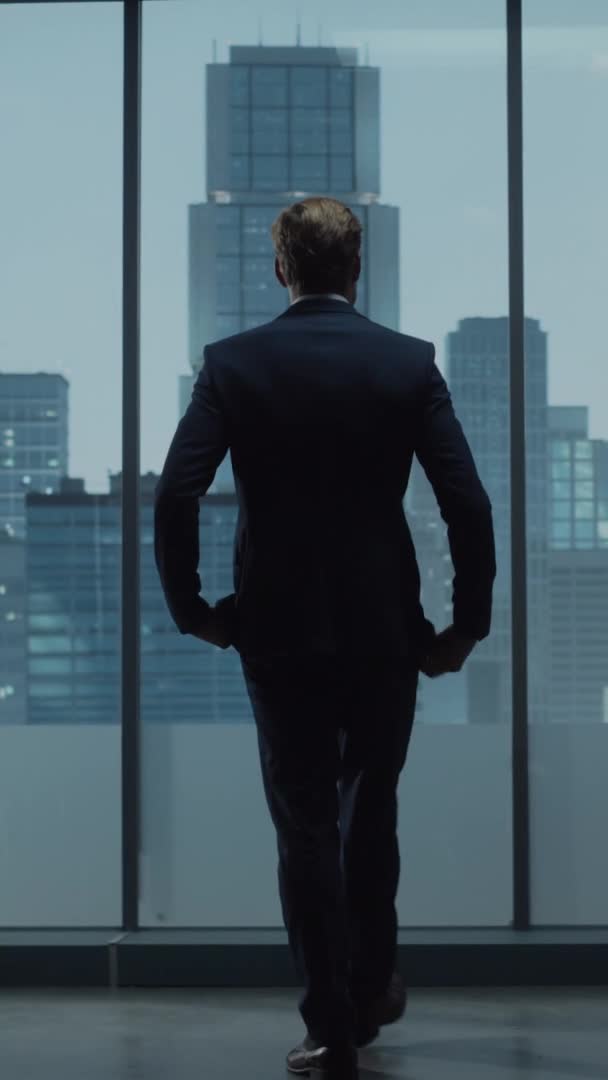 Obchodník se svislou obrazovkou v okně Office — Stock video