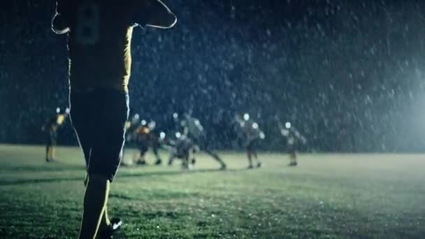 戏剧化的雨夜美国足球运动员 — 图库视频影像