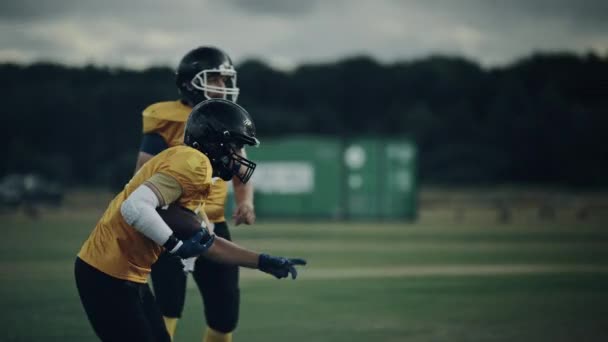 Profesionales juegan en el fútbol americano — Vídeo de stock