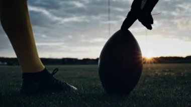 Amerikan Futbol Topuna Vuruyor