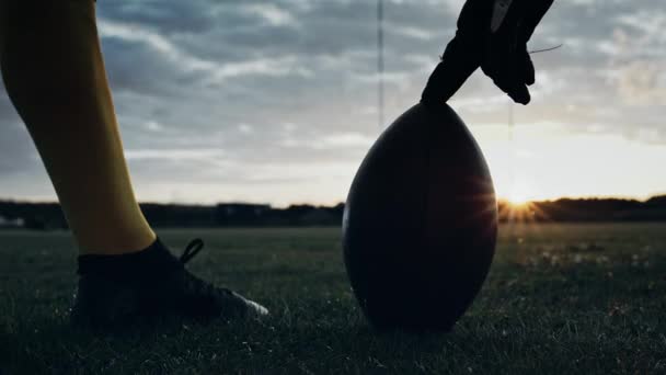 American Football schlägt Ball — Stockvideo