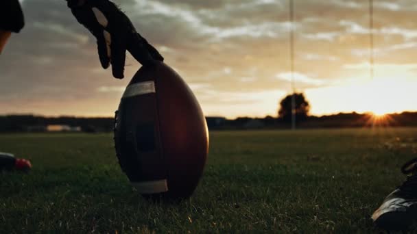 American Football schlägt Ball — Stockvideo