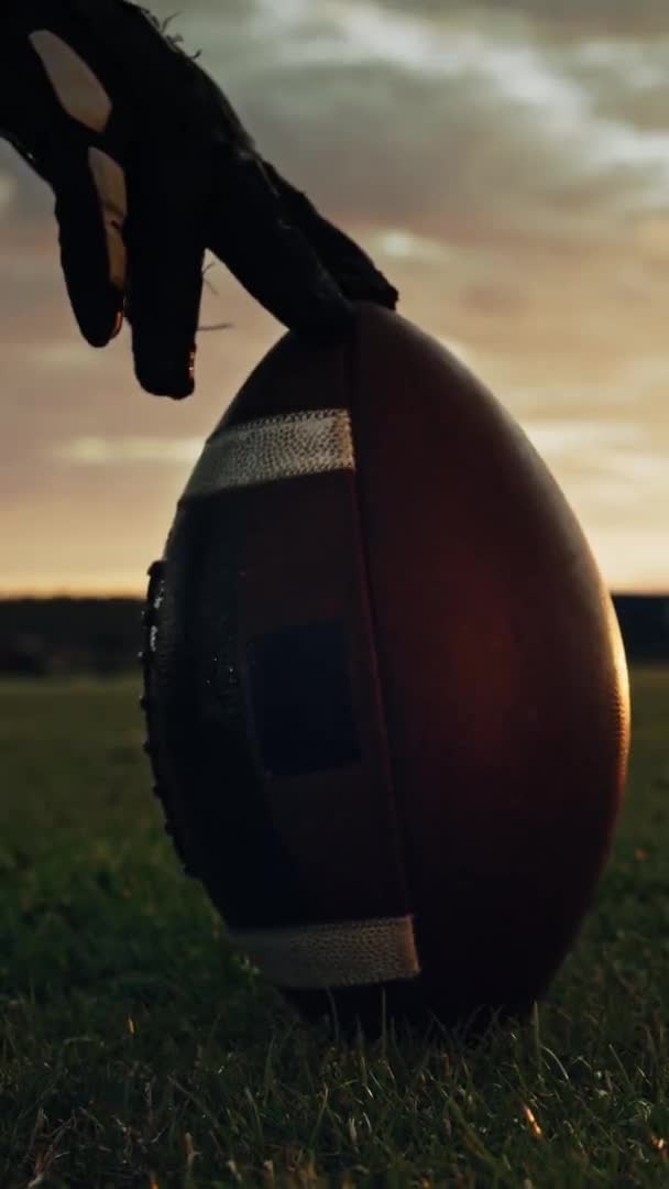 Pantalla vertical Fútbol americano golpeando pelota — Vídeos de Stock