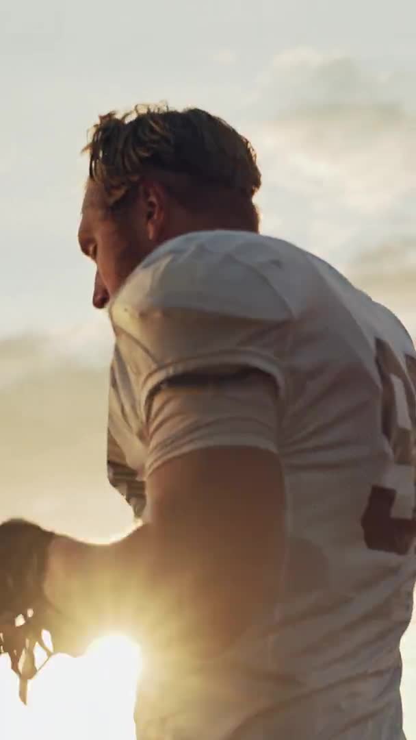 American-Football-Spieler mit vertikalem Bildschirm — Stockvideo