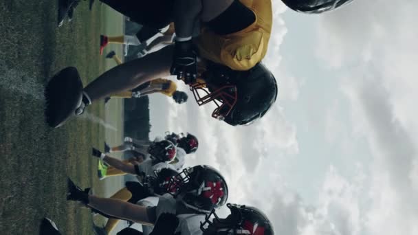 Американские футболисты на вертикальном экране — стоковое видео