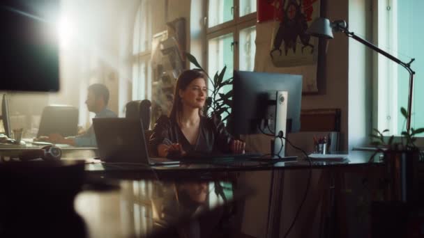 Zwei Büroangestellte arbeiten in Kreativagentur — Stockvideo