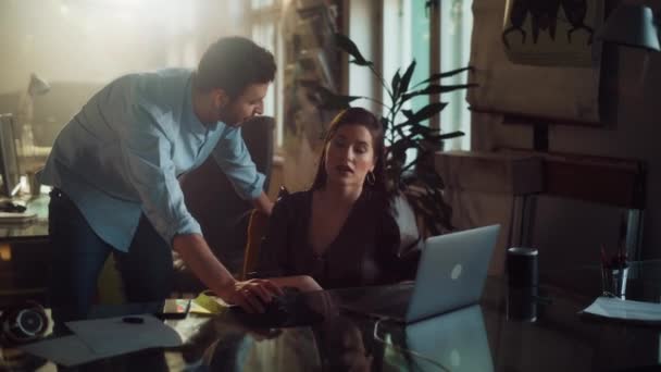 Zwei Büroangestellte besprechen Arbeit am Laptop — Stockvideo