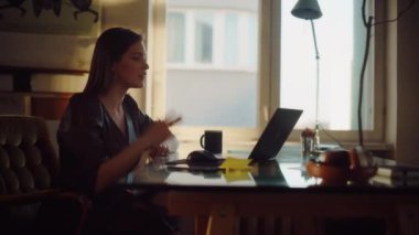 Yaratıcı Ajans Çalışanı Görüntülü Aramada Konuşuyor