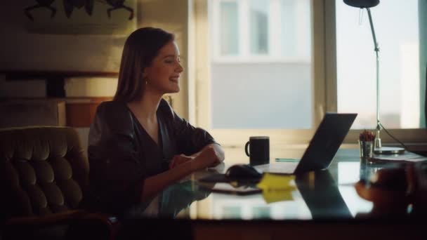 Kreativa byrån anställd talar på videosamtal — Stockvideo