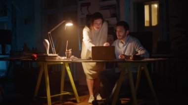 İki Ofis çalışanı laptopta çalışmayı tartıştı