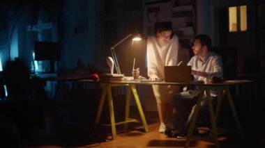 İki Ofis çalışanı laptopta çalışmayı tartıştı