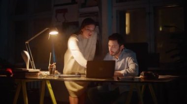İki Ofis çalışanı laptopta çalışmayı tartıştı