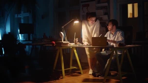 Dos empleados de oficina discuten el trabajo en el ordenador portátil — Vídeo de stock