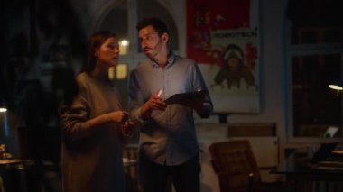 İki Ofis çalışanı Tablet 'te Çalışmayı Tartışıyor