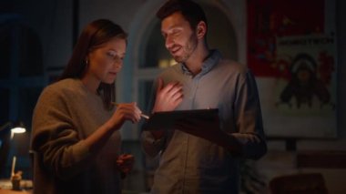 İki Ofis çalışanı Tablet 'te Çalışmayı Tartışıyor