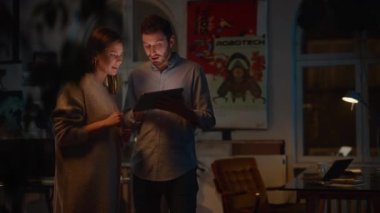 İki Ofis çalışanı Tablet 'te Çalışmayı Tartışıyor