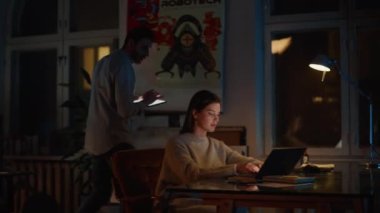 İki Ofis çalışanı laptopta çalışmayı tartıştı