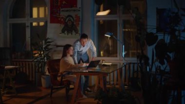 İki Ofis çalışanı laptopta çalışmayı tartıştı