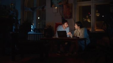 İki Ofis çalışanı laptopta çalışmayı tartıştı