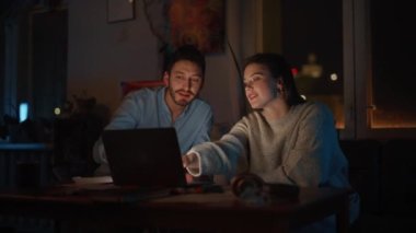 İki Ofis çalışanı laptopta çalışmayı tartıştı