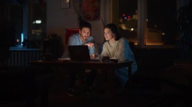 İki Ofis çalışanı laptopta çalışmayı tartıştı
