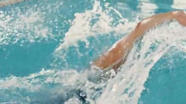 Yüzme havuzunda yüzen