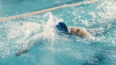Yüzme havuzunda yüzen