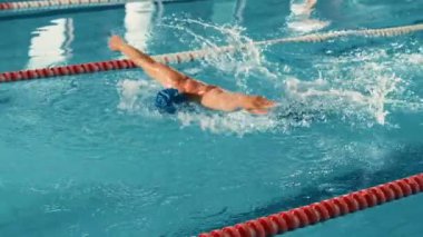Yüzme havuzunda yüzen