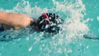 Havuzda Yavaş Kadın Yüzücü