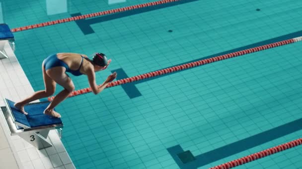 물에서 수영하는 암컷 수영 선수 — 비디오