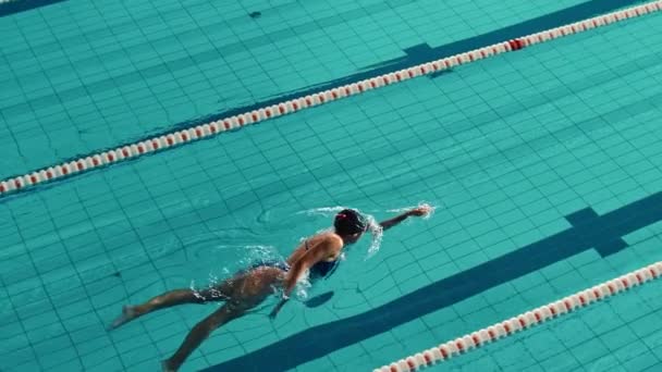 Crane Shot nadadora femenina en la piscina — Vídeos de Stock