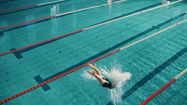 물 속으로 뛰어 들어가는 수컷 수영 선수 — 비디오