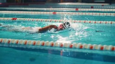 Yüzme havuzunda Bayan yüzücü