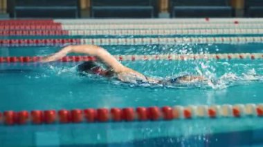 Yüzme havuzunda Bayan yüzücü
