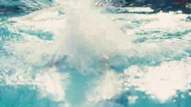 erkek yüzücü yüzme havuzunda